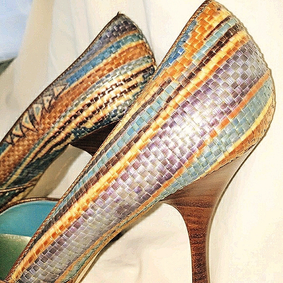 Stunning Heels, BCBG. like new, not a spot on them - Picture 3 of 8